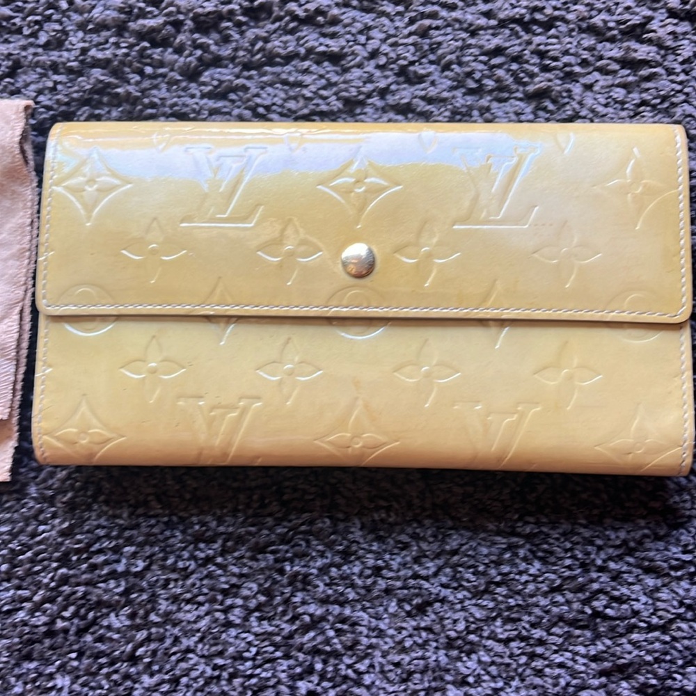 Louis Vuitton Champagne Vernis Sarah Wallet